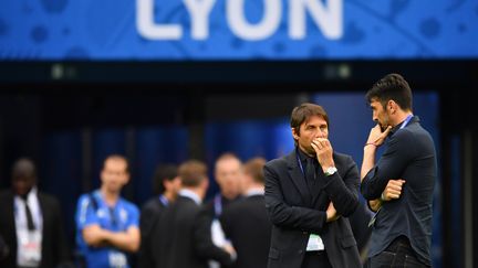 Antonio Conte, le sélectionneur de l'Italie, et son capitaine, Gianluigi Buffon, en pleines interrogations sur la pelouse du Parc Olympique Lyonnais à la veille du choc contre la Belgique. (UWE ANSPACH / DPA)