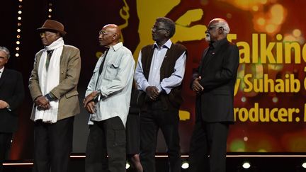 De gauche à droite, Altayeb Mahdi, Ibrahim Shadad, Suleiman Mohamed Ibrahim et&nbsp;Manar Al Hilo, les protagonistes du documentaire "Talking about Trees" sur scène lors de la cérémonie de remise de prix de la 69e édition de la Berlinale, à Berlin (Allemangne), le 16 février 2019.&nbsp;

 (JOHN MACDOUGALL / AFP)