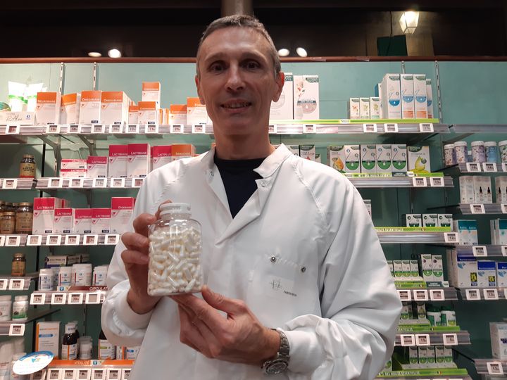 Fabien Bruno, le patron de la pharmacie Delpech à Paris, montre un pot de gélules d'amoxicilline fabriquées le soir dans un laboratoire en sous-sol, le 5 janvier 2023. (SOLENNE LE HEN)