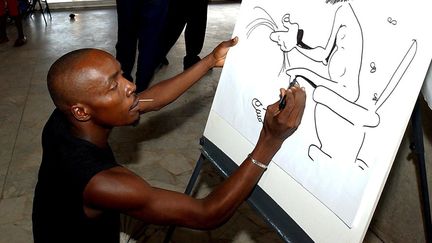 Ramon Nze Esono Ebale en mai 2005 au festival de la Caricature et de l'Humour de Yaoundé, au Cameroun 
 (Jean-Pierre Kepseu / Panapress / MaxPPP)