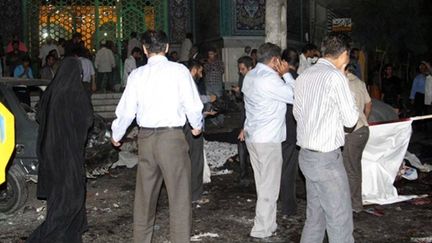 Attentat contre une mosquée de la ville de Zahedan (sud-est de l'Iran) le 15 juillet 2010 (AFP PHOTO / IRNA / AMIR RASHEKI)