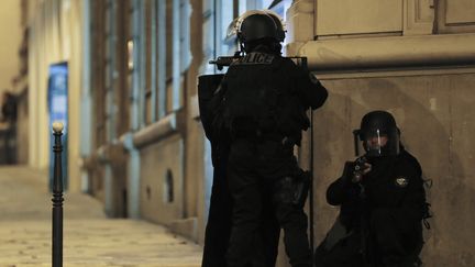 Des policiers aux abords de l'avenue des Champs-Elysées, à Paris, le 20 avril 2017. (THOMAS SAMSON / AFP)