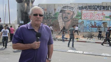 Entre deux accrochages, j’attends l’antenne en restant avec le micro pour ne pas que les Israéliens lancent des grenades lacrymogènes. Ils voient que je suis en direct et ne veulent pas que cela passe à l’antenne. Finalement le direct a lieu. (Charles Enderlin)