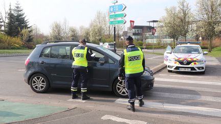 Une dizaine de CRS de Lille vérifient les attestations des automobilistes pour sortir du confinement,&nbsp;Wasquehal, mars 2020. (FRANCOIS CORTADE / FRANCE-BLEU NORD)