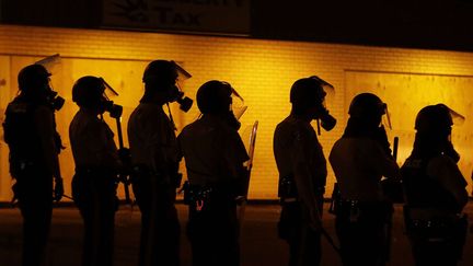 Des policiers se pr&eacute;parent &agrave; intervenir lors d'une manifestation, le 17 ao&ucirc;t 2014. (CHARLIE RIEDEL / AP / SIPA)