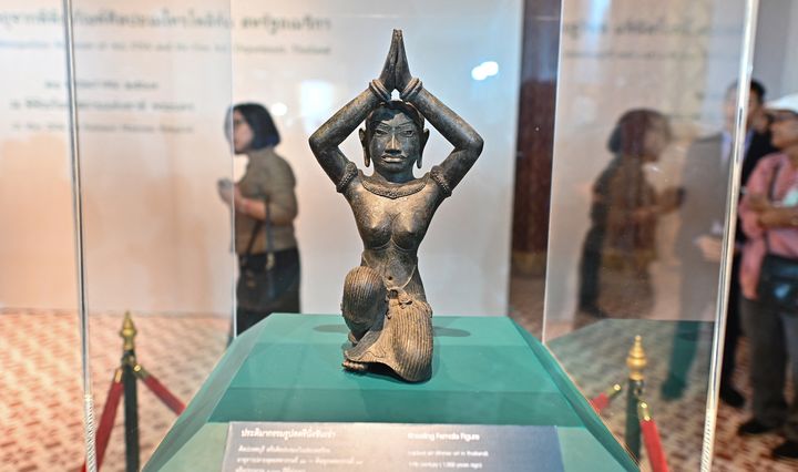 Sculpture de 1 000 ans représentant une femme agenouillée, rapatriée de New York et exposée à Bangkok, le 21 mai 2024. (MANAN VATSYAYANA / AFP)