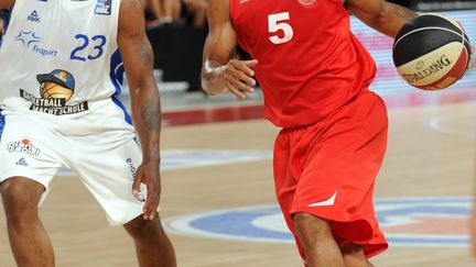 Le meneur américain de Chalon-sur-Saône, John Roberson (en rouge). (LAURENT THEVENOT / MAXPPP)