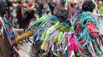 Des participants au Carnaval des Deux-Rives 2015 à Bordeaux dont la direction artistique a été confiée au coiffeur-styliste Charlie Le Mindu. 
 (MEHDI FEDOUACH / AFP)