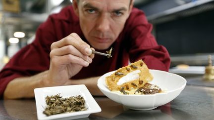 Le chef &eacute;toil&eacute; David Faure pose au-dessus d'un "cr&eacute;meux de ma&iuml;s, foie gras po&ecirc;l&eacute;", accompagn&eacute; de ses grillons, le 23 avril 2013 &agrave; Nice (Alpes-Maritimes). (VALERY HACHE / AFP)