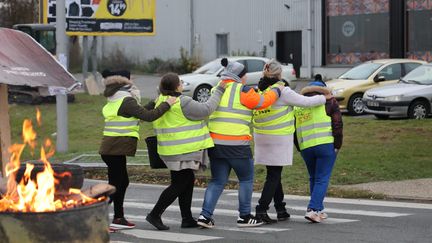 Des "gilets jaunes" mobilisés à Amiens, dans la Somme le 23 novembre 2018 (photo d'illustration). (DOMINIQUE TOUCHART / MAXPPP)