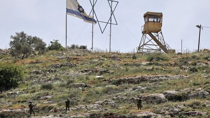 Des militaires israéliens montent la garde à Beita, dans la bande de Gaza, le 22 avril 2022. (JAAFAR ASHTIYEH / AFP)