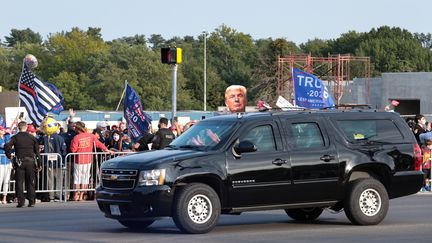 Donald Trump passe en voiture devant le centre médical militaire national Walter Reed, le 4 octobre 2020, à Bethesda, au Maryland. (CHERISS MAY / REUTERS)