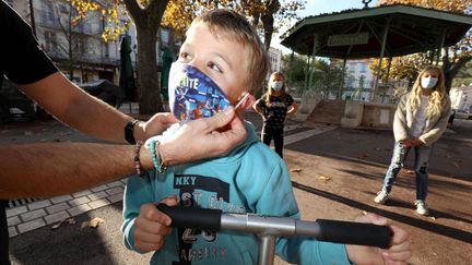 Les plus jeunes étaient dans un premier temps exclus de la campagne de vaccination. (PH ARNASSAN / MAXPPP)