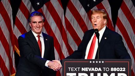 Le gouverneur républicain de l'Etat du Dakota du Nord, Doug Burgum (à gauche), et Donald Trump, alors candidat à la présidentielle américaine, se serrent la main à Las Vegas (Nevada, Etats-Unis), le 8 février 2024. (PATRICK T. FALLON / AFP)