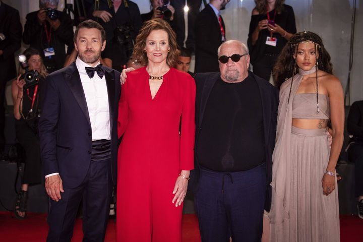 Les acteurs du film "Master Gardener" autour du réalisateur Paul Schrader : Joel Edgerton, Sigourney Weaver, Quintessa Swindell (VIANNEY LE CAER / AP / SIPA / SIPA)