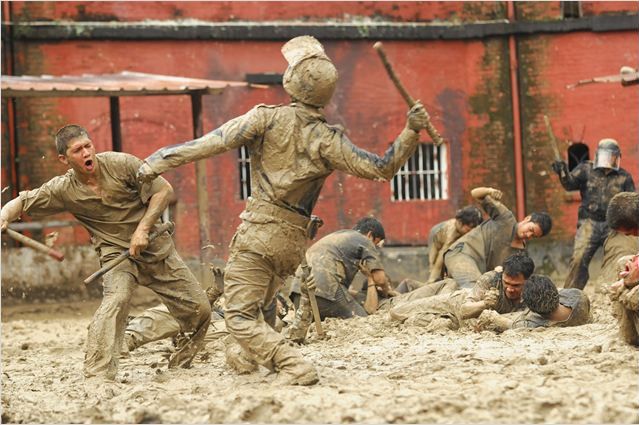 Bataille (dé)rangée dans la boue dans "The Raid 2" de Gareth Evans, avec Iko Uwais (à gauche)
 (© Merantau Films)