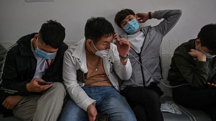 Jeunes hommes à Shanghai (Chine) le 28 avril 2020. Illustration. (HECTOR RETAMAL / AFP)