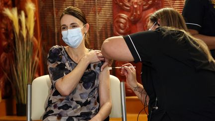 La Première ministre néo-zélandaise, Jacinda Ardern, reçoit une première dose de vaccin, le 18 juin 2021, à&nbsp;Auckland. (MICHAEL BRADLEY / AFP)