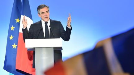 François Fillon participe à un meeting de campagne, le 18 avril 2017, à Lille. (PHILIPPE HUGUEN / AFP)