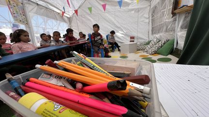 Des enfants palestiniens suivent des cours dans une école sous tente à Rafah, dans la bande de Gaza, le 15 avril 2024. Photo d’illustration.  (ANAS ZEYAD FTEHA/ANADOLU/VIA AFP)