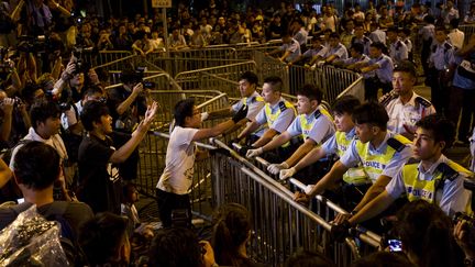 Des manifestants pro-d&eacute;mocratie devant le Legislative Counsel Office, le si&egrave;ge du gouvernement de Hong Kong, le 2 octobre 2014. (XAUME OLLEROS / AFP)