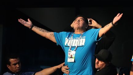 Diego Maradona, lors du match entre l'Argentine et le Nigeria remporté 2-1 par les Sud-Américains, le 26 juin 2018 à Saint-Pétersbourg (Russie). (CEZARO DE LUCA / DPA)