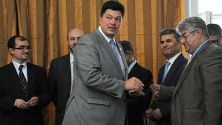 Mikhail Margelov, un diplomate russe, reçoit à Moscou des opposants, le 28 juin 2011 (AFP/ALEXANDER NEMENOV)