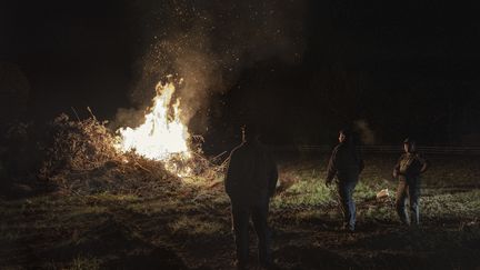 Des agriculteurs allument un "feu de colère" à&nbsp;Villefranche-de-Lauragais (Haute-Garonne), le 24 septembre 2019. (IDRISS BIGOU-GILLES / HANS LUCAS / AFP)