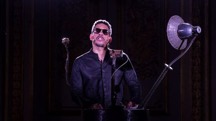 Joey Starr déclame des grands discours de l'Assemblée tirés de la piuèce "Eloquence à l'Assemblée", à l'hôtel de Lassay, à Paris (27/03/2018)
 (CHRISTOPHE ARCHAMBAULT / AFP)