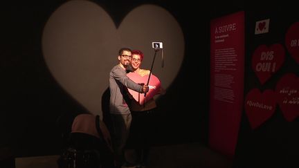 Les visiteurs, amoureux ou pas, peuvent réaliser un selfie pendant l'exposition. (M. Villaret / France Télévisions)