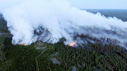 Une vue aérienne d'un feu de forêt à&nbsp;Kalajoki, en Finlande, le 26 juillet 2021. (GLENN HAGG / LEHTIKUVA / AFP)