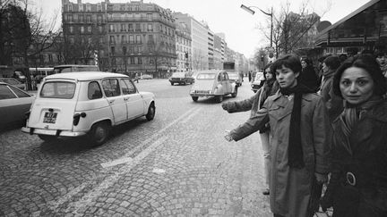 Des Parisiens font de l'auto-stop le 19 décembre 1978, alors qu'une panne d"électricité générale les a privés de métro. (FRANCOIS LOCHON / GAMMA-RAPHO VIA GETTY IMAGES)