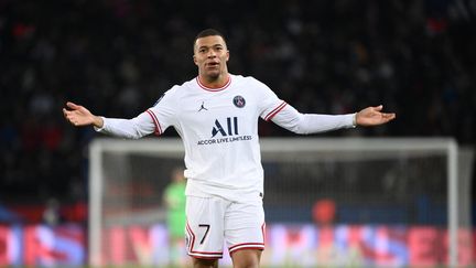 Kylian Mbappé célèbre son but tardif et victorieux lors de PSG-Rennes en Ligue 1 le 11 février 2022. (FRANCK FIFE / AFP)