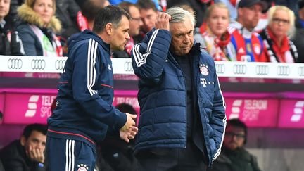 Willy Sagnol, à gauche, et Carlo Ancelotti, le 16 septembre 2017 lors d'un match du Bayern, à Munich (Allemagne). (FRANK HOERMANN / SVEN SIMON / AFP)