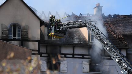 Des pompiers éteignent un incendie, le 3 septembre 2019, à Schiltigheim (Bas-Rhin). (FREDERICK FLORIN / AFP)