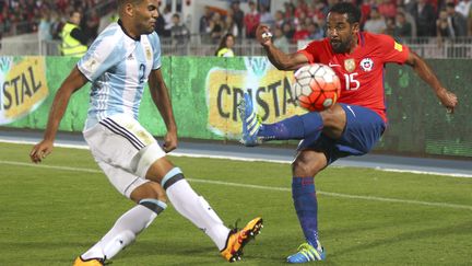 Le Chilien Jean Beausejour face à l'Argentin Gabriel Mercado (MAX MONTESINOS/PHOTOSPORT / PHOTOSPORT)