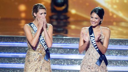 Hinarere Taputu (&agrave; droite), &eacute;lue premi&egrave;re dauphine de Miss France, lors de la c&eacute;r&eacute;monie annuelle au Z&eacute;nith d'Orl&eacute;ans (Loiret), le 6 d&eacute;cembre 2014. (NIVIERE / SIPA)