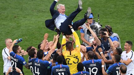 Didier Deschamps porté en triomphe par les Bleus, champions du monde (MARKUS GILLIAR / GES-SPORTFOTO)