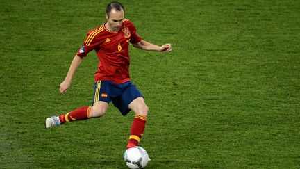 Andrés Iniesta lors de la finale de l'Euro 2012 contre l'Italie, à l'Olympic Stadium de Kiev, le 1er juillet 2012. (JEFF PACHOUD / AFP)