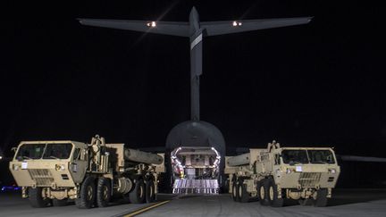 Des éléments&nbsp;du bouclier antimissiles THAAD arrivent&nbsp;sur la base américaine de&nbsp;Pyeongtaek, au sud de Séoul&nbsp;(Corée du Sud), le 6 mars 2017. (US FORCES KOREA / AFP)