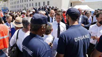 Emmanuel Macron rencontre des policiers, gendarmes, agents des douanes et de l'administration pénitentiaire, à Marseille, le 26 juin 2023. (LUDOVIC MARIN / AFP)