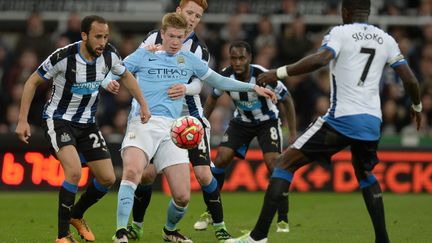 Kevin De Bruyne accroché par les joueurs de Newcastle (OLI SCARFF / AFP)