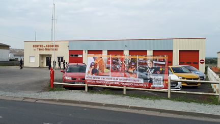 Une banderole affichée devant la caserne des Trois-Moutiers (Vienne) appelle les&nbsp;volontaires&nbsp;sapeurs-pompiers&nbsp;à se manfiester - Mai 2022 (THEO BOSCHER / FRANCE BLEU POITOU / RADIO FRANCE)