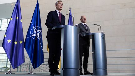 Le secrétaire général de l'OTAN, Jens Stoltenberg, et le chancelier allemand Olaf Scholz assistent à une conférence de presse à Berlin, en Allemagne, le 26 avril 2024. (HANNES P ALBERT/DPA/AFP)