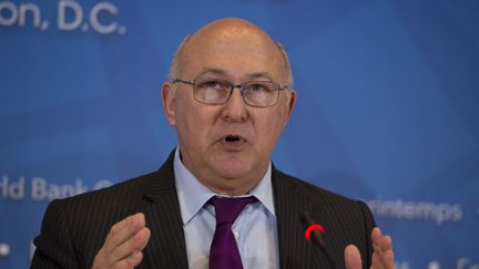 Le ministre des Finances Michel Sapin tient une conférence de presse au FMi le 16 avril 2016 à Washington (Etats-Unis). (MOLLY RILEY / AFP)