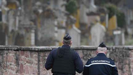 Des gendarmes devant le cimetière juif de Quatzenheim (Bas-Rhin), mardi 19 juin 2019, après la profanation de près de 80 tombes.&nbsp; (FREDERICK FLORIN / AFP)