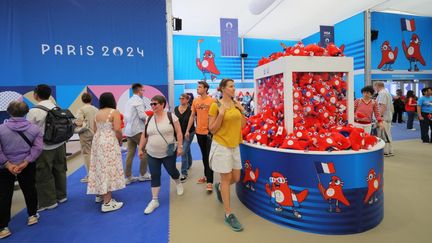 Une boutique officielle des Jeux olympiques et paralympiques, à Paris, le 8 juillet 2024. (TAKUMI HARADA / YOMIURI)