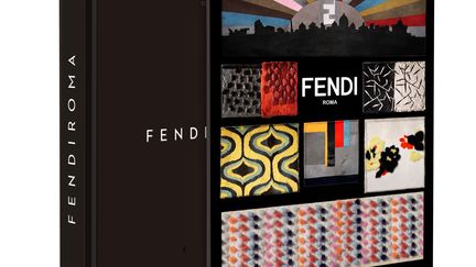 A l'occasion du 90e anniversaire de Fendi, la maison romaine présente un livre retraçant le parcours d'une petite boutique avec atelier de cuir et de fourrure ouverte à Rome en 1926, devenue aujourd'hui une maison de luxe d'envergure mondiale. C'est une exploration des archives photographiques, de l'histoire et de l'identité de Fendi ainsi que du lien qui unit la ville de Rome -qui constitue depuis toujours une source d'inspiration- à travers près de 300 illustrations. Le livre se termine par un historique chronologique résumant les grandes étapes et les plus grandes réussites de Fendi. "Fendi Roma", Assouline. 185 euros.
 (Assouline)