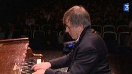 Le pianiste Cyril Huvé donne un récital découverte pour 600 collégiens
 (Culturebox)