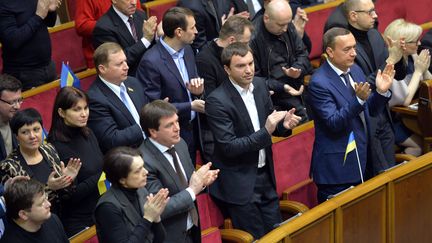 Des d&eacute;put&eacute;s ukrainiens applaudissent l'abrogation des lois anticontestation, &agrave; Kiev (Ukraine), le 28 janvier 2014. (SERGEI SUPINSKY / AFP)